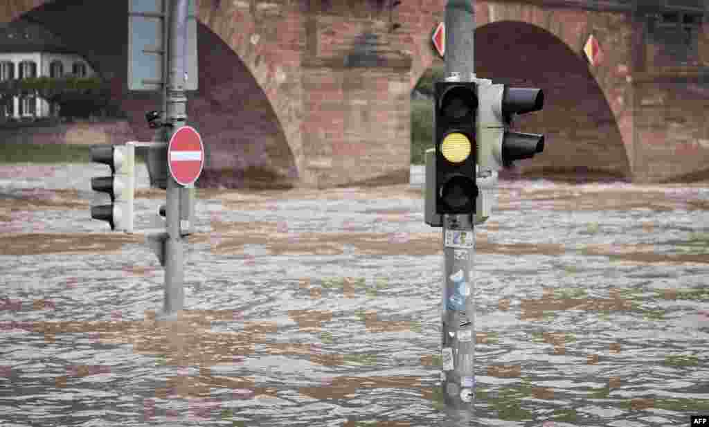 Centrul istoric al orașului Heidelberg, inundat, luni la prănz. Râul Neckar se afla în acel moment cu trei metri peste cota sa obișnuită, urmând să culmineze la aproximativ 5,1 metri.&nbsp;
