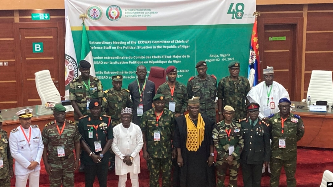 Șefii apărării din țările Comunității Economice a Statelor din Africa de Vest (ECOWAS), cu excepția Mali, Burkina Faso, Ciad, Guineea și Niger au discutat pe 4 august situația din Niger.