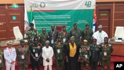 Началниците на отбраната от Икономическата общност на западноафриканските държави (ECOWAS), с изключение на Мали, Буркина Фасо, Чад, Гвинея и Нигер, позират за групова снимка по време на извънредна среща в Абуджа на 4 август.