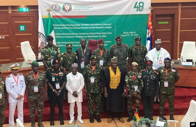 Shefat e mbrojtjes nga Komuniteti Ekonomik i Shteteve të Afrikës Perëndimore (ECOWAS), duke përjashtuar Malin, Burkina Fason, Çadin, Guinenë dhe Nigerin, pozojnë për një foto grupi gjatë një takimi të jashtëzakonshëm në Abuja më 4 gusht 2023.