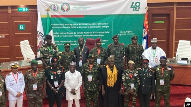 Началниците на отбраната от Икономическата общност на западноафриканските държави (ECOWAS), с изключение на Мали, Буркина Фасо, Чад, Гвинея и Нигер, позират за групова снимка по време на извънредна среща в Абуджа на 4 август.