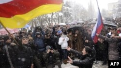 Сегодня предоставление российского гражданства в Южной Осетии практически поставлено на поток. Но при этом между государством-патроном и подопечной республикой не существует договора об урегулировании вопросов двойного гражданства