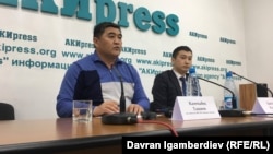 Камчыбек Ташиев активист Бактыяр Калпаев менен басма сөз жыйынын өткөрүп жатат. Бишкек, Кыргызстан. 19-март, 2019-жыл.