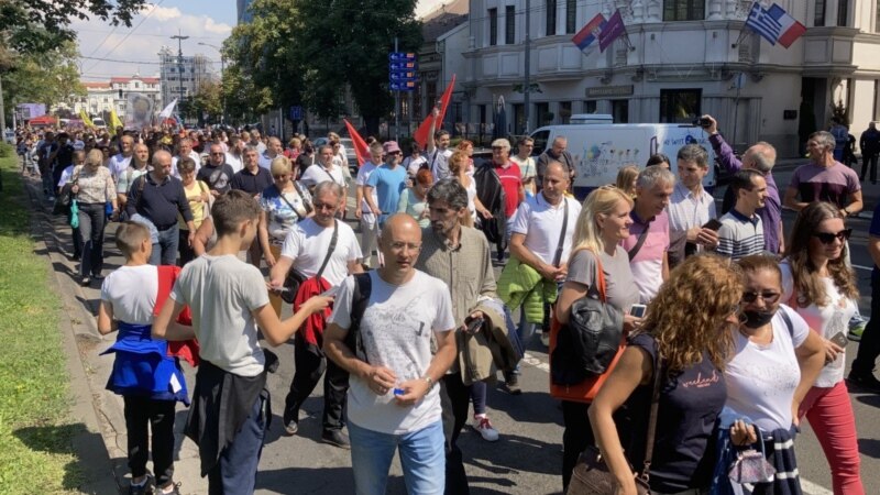 Protest prosvetara u Beogradu: Veće plate i manje učenika u razredima