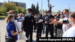 Новосибирск шаарында каршылык акциясына чыккандар менен полиция өкүлдөрү сүйлөшүп жатышат. 2-август, 2020-жыл.