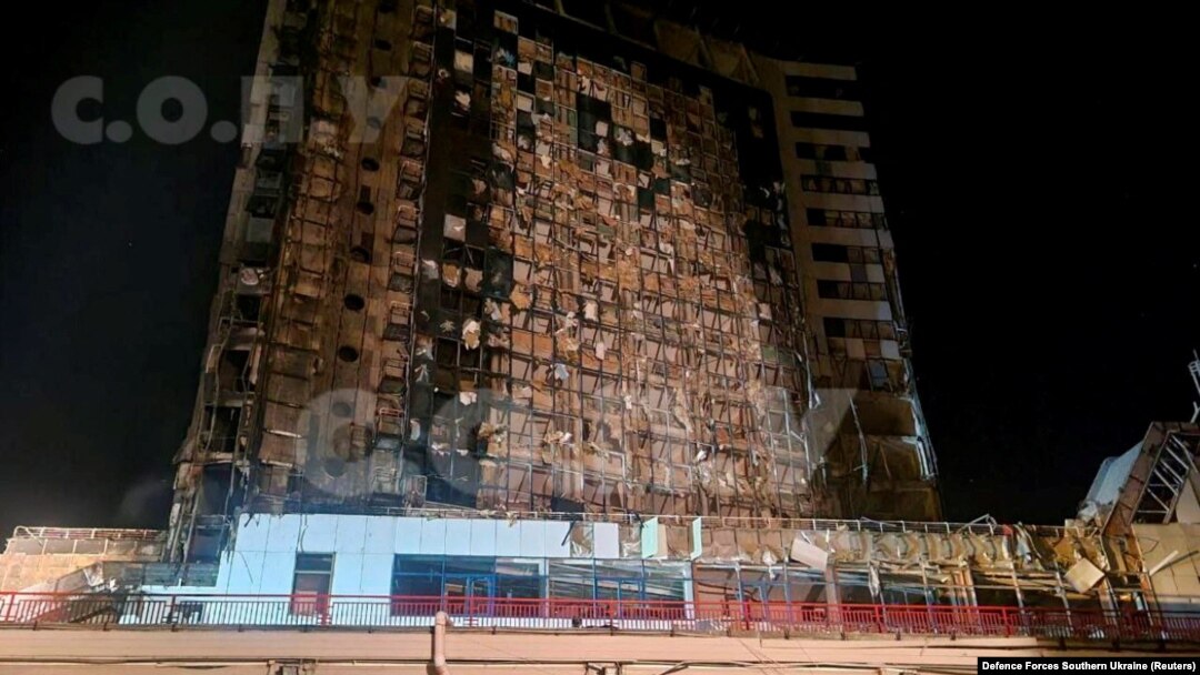 Un hotel din Odesa distrus de flăcări, după un atac cu drone și rachete al Rusiei, pe 25 septembrie 2023.