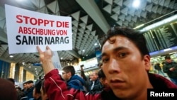 جرمنی - تصویر یکی از افغان‌هایی که خواهان عدم اخراج یک افغان دیگر شده (عکس آرشیف) 