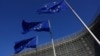 Steagurile Uniunii Europene flutură în fața sediului Comisiei Europene din Bruxelles.