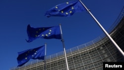 Steagurile Uniunii Europene flutură în fața sediului Comisiei Europene din Bruxelles.
