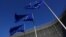 Steagurile Uniunii Europene flutură în fața sediului Comisiei Europene din Bruxelles.