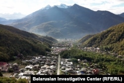 Краявід, які можа адкрывацца з катэджаў. Здымак з дрону зроблены ў кастрычніку 2025 году