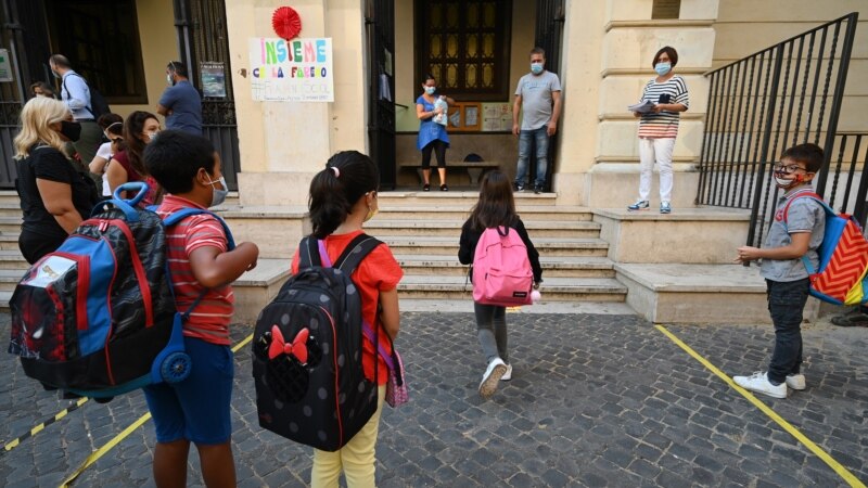 Italia e bën të detyrueshme pasaportën shëndetësore për mësuesit