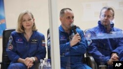 Actress Yulia Peresild (left), director Klim Shipenko (right), and cosmonaut Anton Shkaplerov at the Baikonur Cosmodrome on October 4.