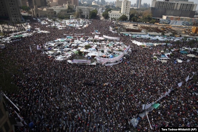 Антиправительственная манифестация на площади Тахрир в Каире (Египет) в феврале 2011 года, во время "арабской весны"