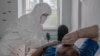 Медсестра делает укол больному в больнице Петербурга