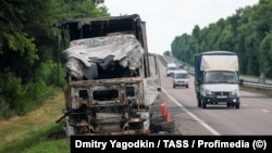 Обугленный грузовик, уничтоженный Силами обороны Украины на трассе российского «сухопутного коридора» в Крым, 19 июня 2026 года