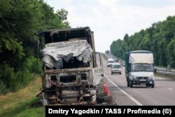 Сожженный грузовик, который был уничтожен Силами обороны Украины на трассе российского «сухопутного коридора» в Крым, 19 июня 2026 года