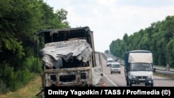 Этот обугленный грузовик – одна из нескольких уничтоженных машин, сфотографированных 19 июня на автомагистрали, ведущей из России на оккупированную территорию Украины