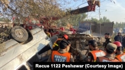 د رېسکیو ۱۱۲۲ کارکوونکي د مشینونو په وسیله د پېښې ښکار شوي ګاډی لېږدوي - د جنورۍ ۱۱مې انځور. 