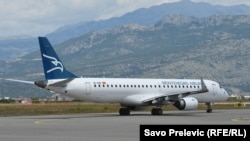 Vlada Crne Gore je u međuvremenu kupila dva aviona za 21 milion eura, a radi se o avionima koji su prethodno bili u floti Montenegroerlajnsa (na fotografiji jedan od aviona bivše kompanije Montenegroerlajns).