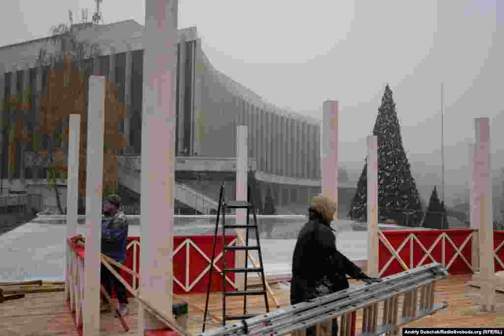 Для містян та гостей Києва облаштують фуд-зону, новорічну красуню-ялинку, різдвяний ярмарок, Резиденцію Святого Миколая та, звичайно ж, велику ковзанку і льодову гірку. Зимове містечко тішитиме казковою атмосферою два з половиною місяці, тобто до 28 лютого 2021 року &nbsp; &nbsp; &nbsp;