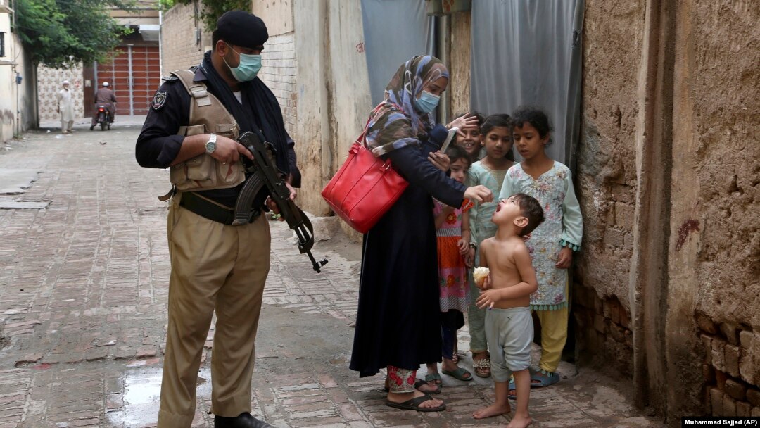 The slain police officer was killed on his way home after his shift had ended guarding a regional polio vaccination team. (file photo)