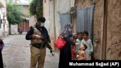 در پاکستان به دلیل مخالفت با تطبیق واکسین٬ نیرو های مسلح توظیف می شوند تا امنیت کمپاینر ها را تامین کنند