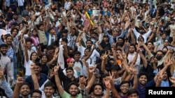 هواداران جنبش مادر کیک ها (CJP) پس از استعفای دارمندرا پرادان، وزیرمعارف هند، در دهلی نو 
