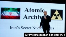 Benjamin Netanjahu izraeli miniszterelnök bizonyítékokat mutat be 2018-ban arról, hogy Irán megszegi az atomalkut