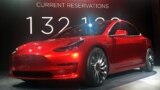 "Tesla" firmasynyň "Model 3" kysymly awtoulagy.