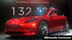 "Tesla" firmasynyň "Model 3" kysymly awtoulagy.