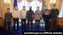 Шістьох моряків звільнили наприкінці січня. Сьогодні вони прибули до Києва
