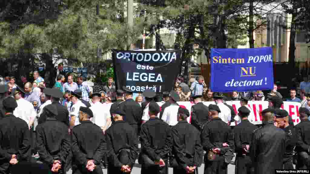 Moldova, Orthodox priests protest in front of Moldovan Parliament against the antidiscrimination law