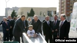 ილჰამ ალიევთან შევედრისას ალექსანდრ ლუკაშენკო და მიკალაი ლუკაშენკო