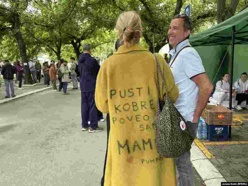 Okupljeni zahtevaju da aktivisti budu pušteni iz pritvora. (19. maj 2025.)