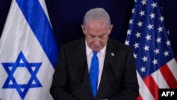 Premierul israelian Benjamin Netanyahu se adresează presei în interiorul Kirya, care găzduiește Ministerul israelian al Apărării, după întâlnirea sa cu secretarul de stat al SUA, la Tel Aviv, la 12 octombrie 2023.