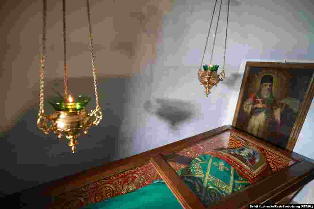 Дальні печери – одна з найдавніших святинь Києво-Печерської лаври. Разом із Ближніми печерами вони утворюють унікальну систему рукотворних підземних лабіринтів (Нижня лавра), в яких у середині XI століття зародився Києво-Печерський монастир. Спочатку печери слугували житлом і місцем молитви ченців, а згодом стали підземним некрополем.Загальна довжина підземних коридорів Дальніх печер, де зберігаються мощі 51 канонізованого святого, становить 293 метри. У серпні 2023 року заповідник тимчасово припинив доступ відвідувачів на територію Нижньої лаври