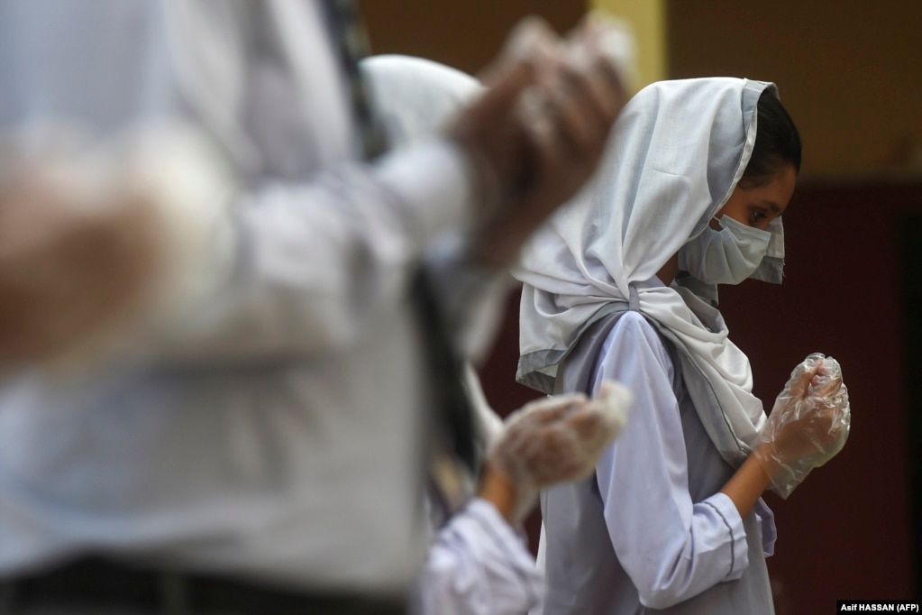 Збори у школі в Карачі (Пакистан), 15 вересня&nbsp;