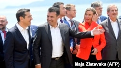 Kryeministri grek, Alexis Tsipras, ai i Maqedonisë, Zoran Zaev dhe Përfaqësuesja e Lartë e BE-së,, Federica Mogherini në Prespë, në ditën e nënshkrimit të Marrëveshjes për emrin. 