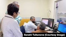 Операцияга башка бөлмөдөн көз салып турган адистер. Бишкек. 2026-жыл.