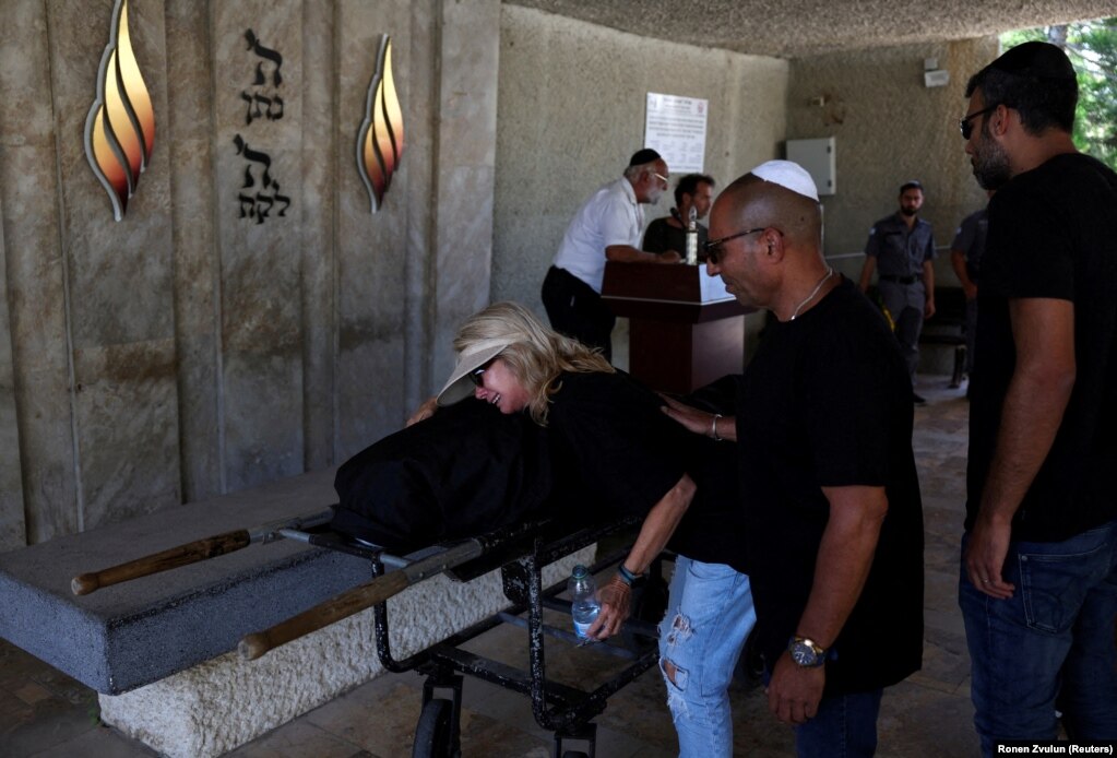 Një grua duke vajtuar në funeralin e Bella Ashkenazit, e cila u vra në shtëpinë e saj kur ajo u godit nga një raketë e lëshuar nga Irani, në Holon, më 16 qershor.