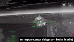 Скриншот с видео СБС Украины, на котором дрон наносит удар по ЗРПК «Панцирь С-1» в Новофедоровке в Крыму, 24 февраля 2026 года