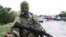 Пророссийский боевик у контрольно-пропускного пункта на дороге к Донецкому аэропорту, сентябрь 2014 года (иллюстративное фото)
