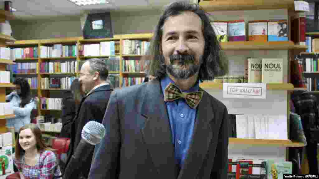 Scriitorul Emilian Galaicu-Păun - gazda evenimentului de la Librăria din Centru.