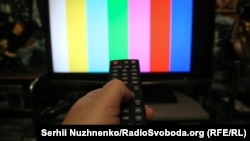 За даними КМІС, на Заході і в Центрі більше тих, хто підтримує рішення, а на Півдні, Сході і Донбасі більше тих, хто не підтримує 