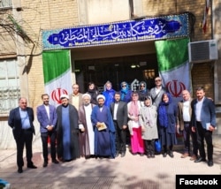 ფოტოს ცენტრში შავ პიჯაკში გამოწყობილი მამაკაცი ალ-მუსტაფას უნივერსიტეტის ქართული წარმომადგენლობის რექტორია