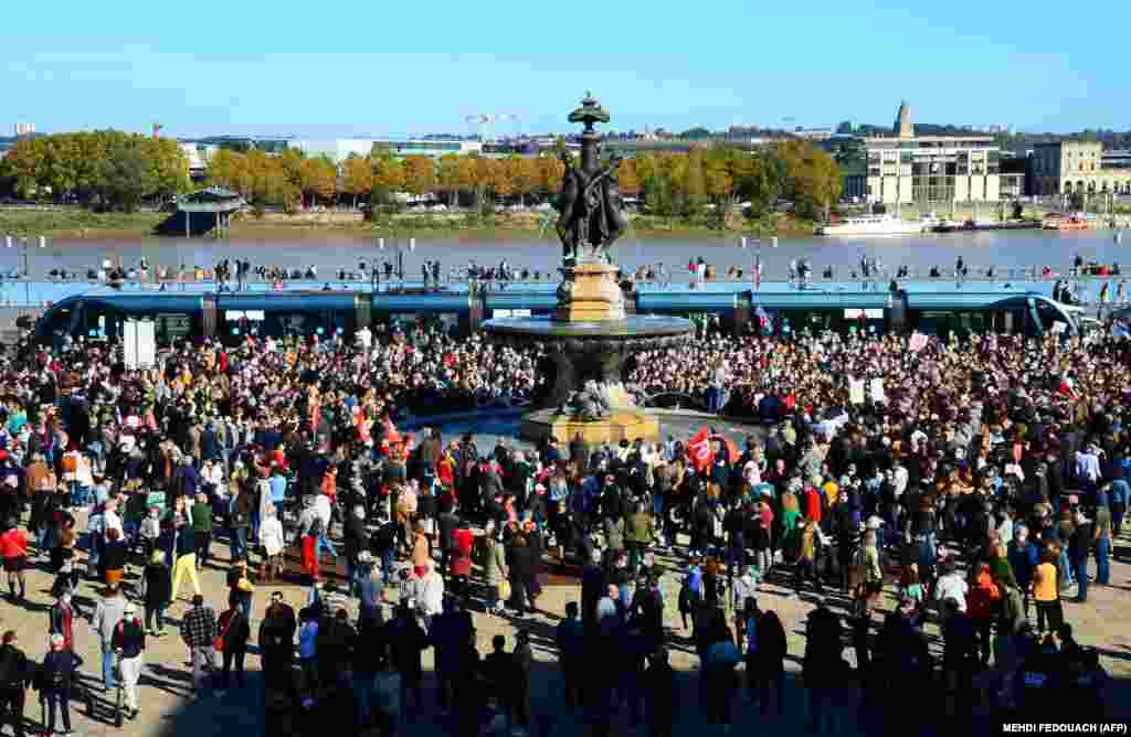 В Париже тысячи людей собрались на митинг памяти убитого учителя