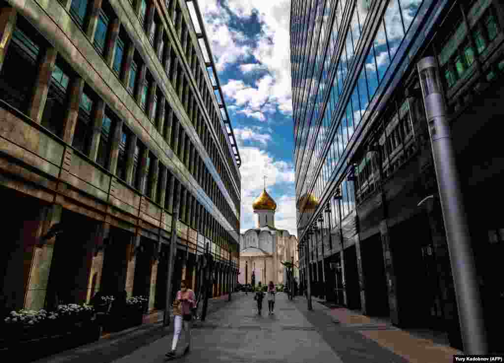 A woman walks along a street in central Moscow. (AFP/Yury Kadobnov)