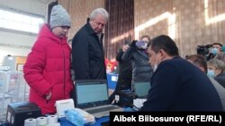 Адахан Мадумаров добуш берүүгө келди. Бишкек. 10-январь, 2021-жыл.
