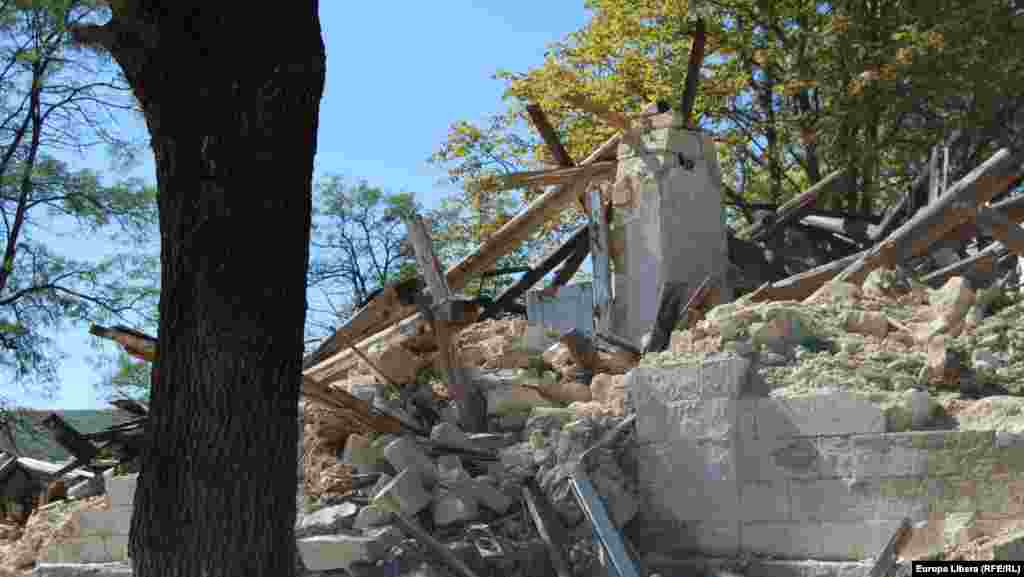 Ruinele unui bloc de studii al gimnaziului din Cigarleni.